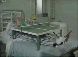 Suluošintas senis žaidžia stalo tenisą.
